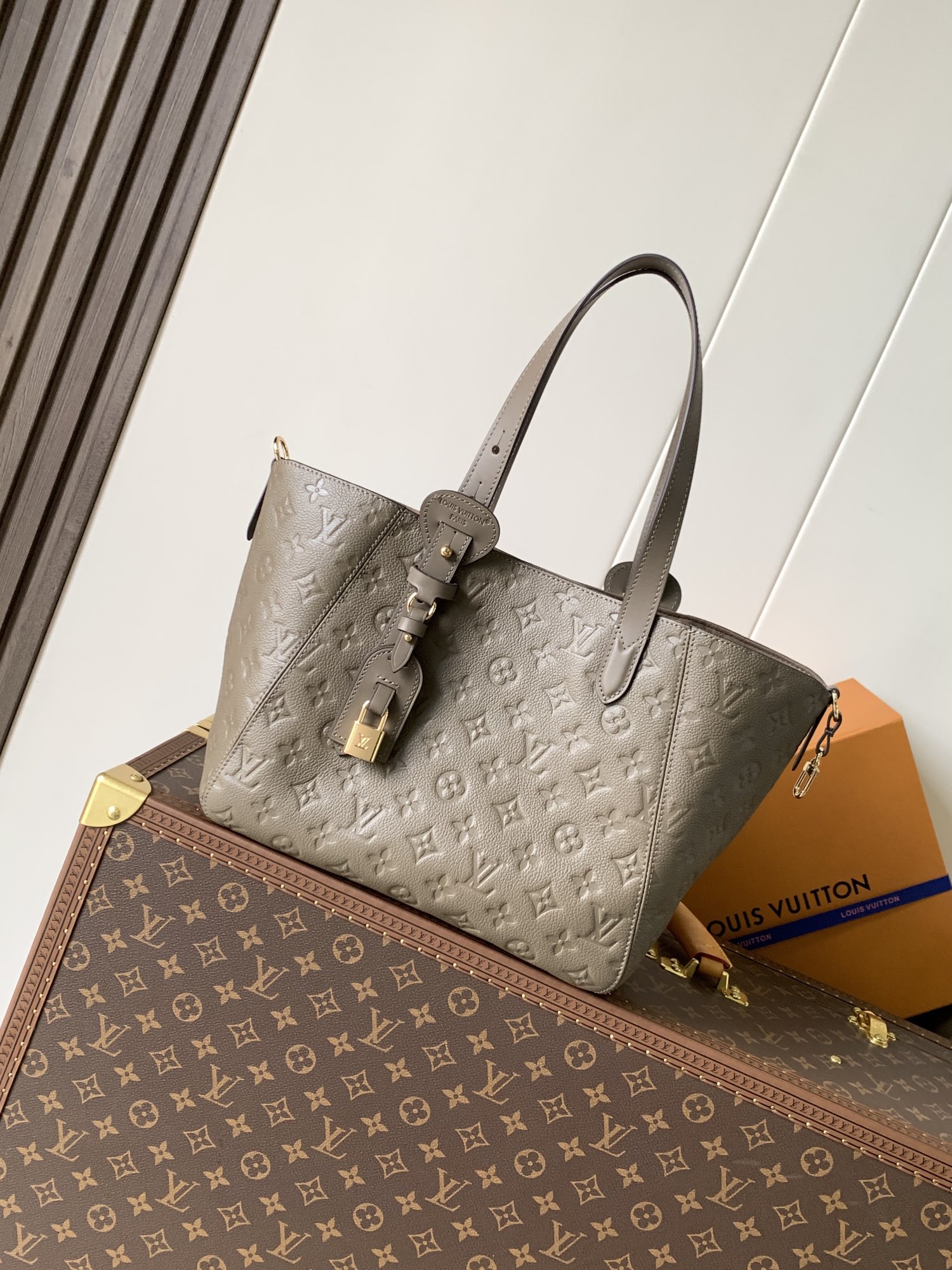 Louis Vuitton LV Classic Handbag Premium Canvas Model M23943 Embossed Logo Daily Use High-End Fashion